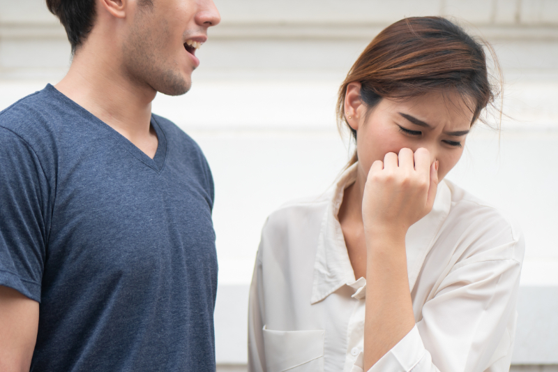 口臭に気づかず話しかける男性