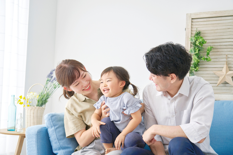 虫歯予防でき幸せそうに笑う親子