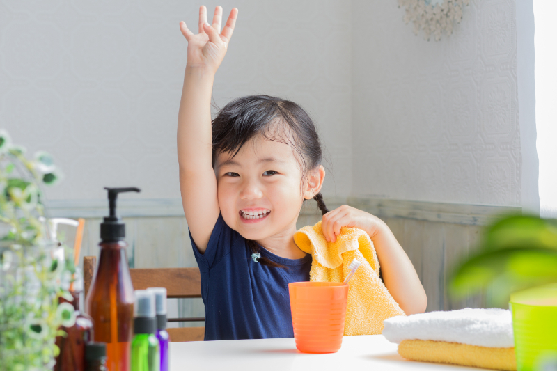 定期的な歯科検診を受けて健康な歯を保つ女の子