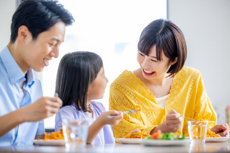 楽しそうに食事する親子