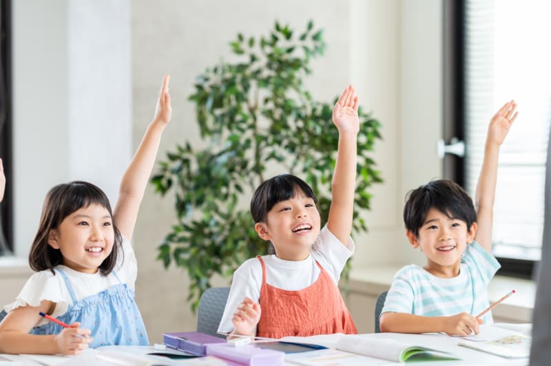 元気よく手を上げる子どもたち